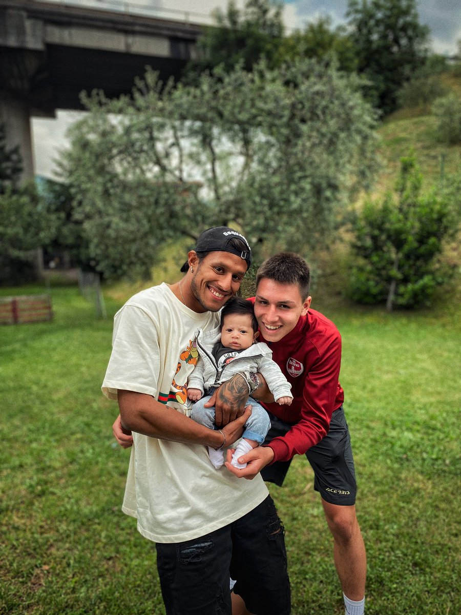KevinVaras17's tweet photo. Fratello, amico e ora anche zio tu sei quella persona che ogni fratello maggiore desidera di avere per tutta la vita…Ti ho visto crescere giorno dopo giorno e io non potevo desiderare di meglio perché mi hai solo reso fiero e felice di esserti fratello❤️ BUON COMPLEANNO BIBO1️⃣6️⃣ https://t.co/GDRp1NipbK