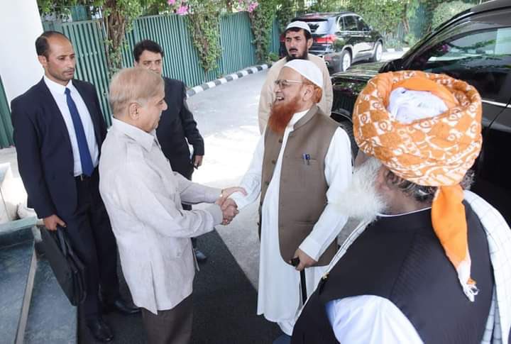 IMsalahuddin10's tweet photo. قائدجمعیۃ حضرت مولانا فضل الرحمان حفظہ اللہ، صدر وفاق المدارس العربیہ پاکستان حضرت مولانا مفتی محمد تقی عثمانی حفظہ اللہ اور ناظمِ اعلٰی وفاق المدارس العربیہ پاکستان حضرت مولانا قاری محمد حنیف جالندھری صاحب کی وزیر اعظم اسلامی جمہوریہ پاکستان میاں محمد شہباز شریف سے اہم ملاقات۔ https://t.co/pHayL2ISPv