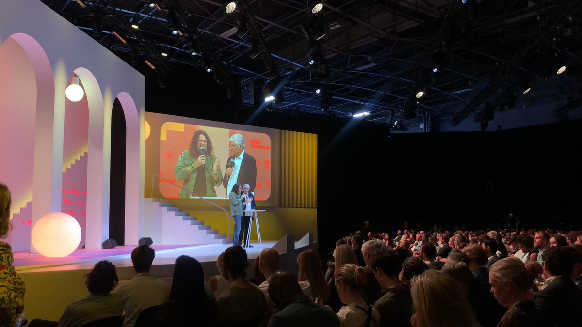 serialdigiteuse's tweet photo. First conference at #Vivatech with Jacques-Antoine Granjon, PDG of @Veepee_Fr 🎤
#MBADMB https://t.co/iI2FQtchux