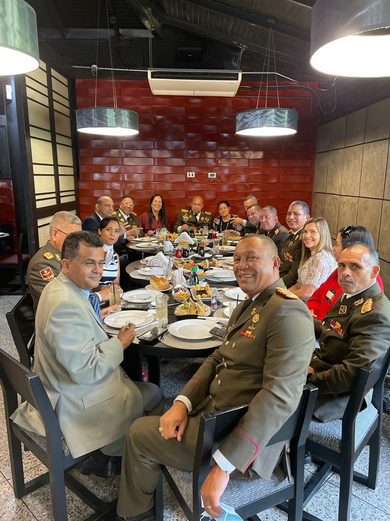 Pablo03248122's tweet photo. Recorrer 33 años de vida profesional en la FANB y en especial en nuestra GNB es un honor donde se evidencia el apostolado de ésta carrera. Bendiciones a todos los integrantes de la Promoción Pantano de Vargas 1989-2022. Misión Cumplida. https://t.co/KMCbQchyUE
