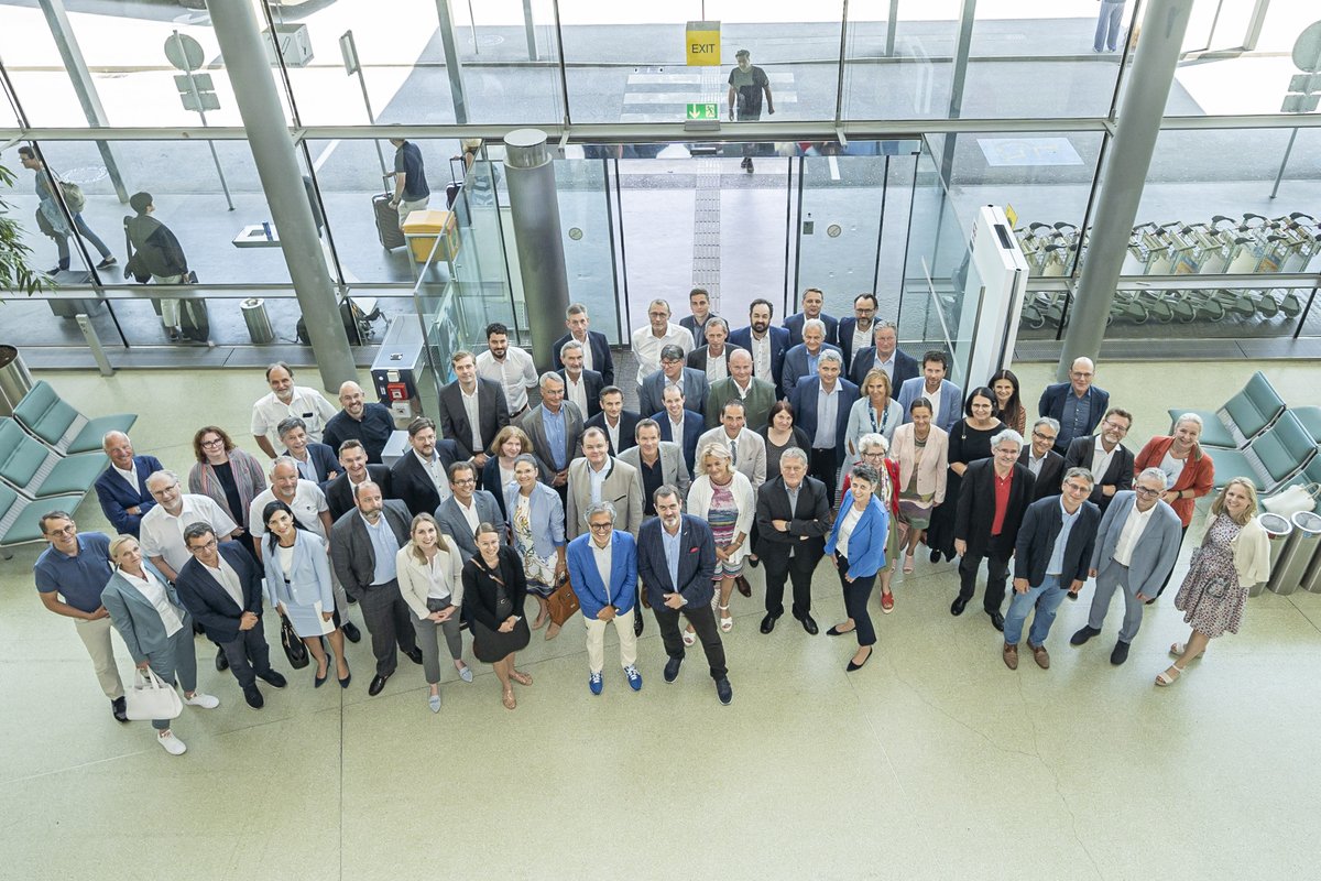 GrazStadt's tweet photo. Heute findet die Führungskräftekonferenz des Haus Graz unter dem Motto "Lasst uns reden –Führungsverantwortung in herausfordernden Zeiten" am Flughafen Graz statt! Mit spannenden Vorträgen, u. a. von @LiszHirn, @TBrudermann und @FlorianSpitzer. https://t.co/CfoB32Ynp5