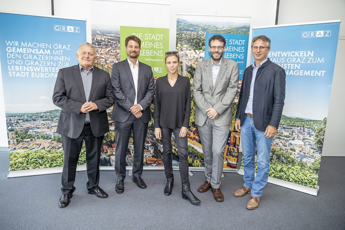 GrazStadt's tweet photo. Heute findet die Führungskräftekonferenz des Haus Graz unter dem Motto "Lasst uns reden –Führungsverantwortung in herausfordernden Zeiten" am Flughafen Graz statt! Mit spannenden Vorträgen, u. a. von @LiszHirn, @TBrudermann und @FlorianSpitzer. https://t.co/CfoB32Ynp5