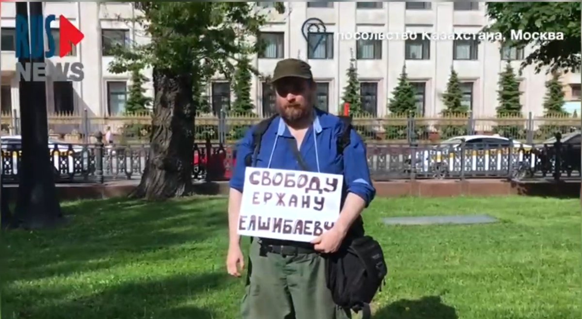 ОКП-Рабочий компас: пикет у посольства Казахстана

Пикет в поддержку казахского политзаключенного Ержана Елшибаева в Москве. Активист принимал участие в протестах в Казахстане, в 2019 году его обвинили в избиении и посадили в колонию. Сейчас на него заводят новое уголовное дело.