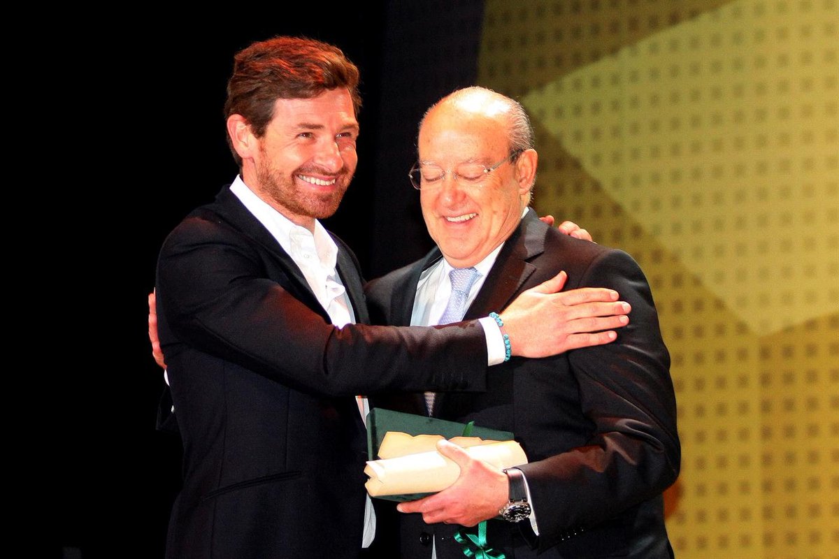 Villas-Boas referiu que é difícil o FC Porto resistir ao assédio de clubes ingleses e Pinto da Costa deixa farpa 

"Ninguém melhor que o André Villas-Boas para fazer essa afirmação. Foi o dinheiro inglês que, a oito dias do início do campeonato, o tirou da cadeira de sonho dele."