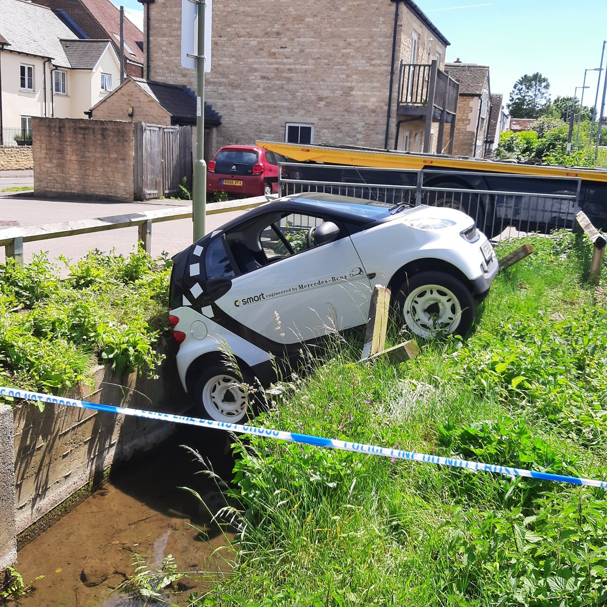 tvprp's tweet photo. Officers currently recovering vehicle from Chapel Brook in Bicester in the car park. Car park remains open during recovery. #Oxoncshift #P4245 #P177 https://t.co/EBjWVJci53