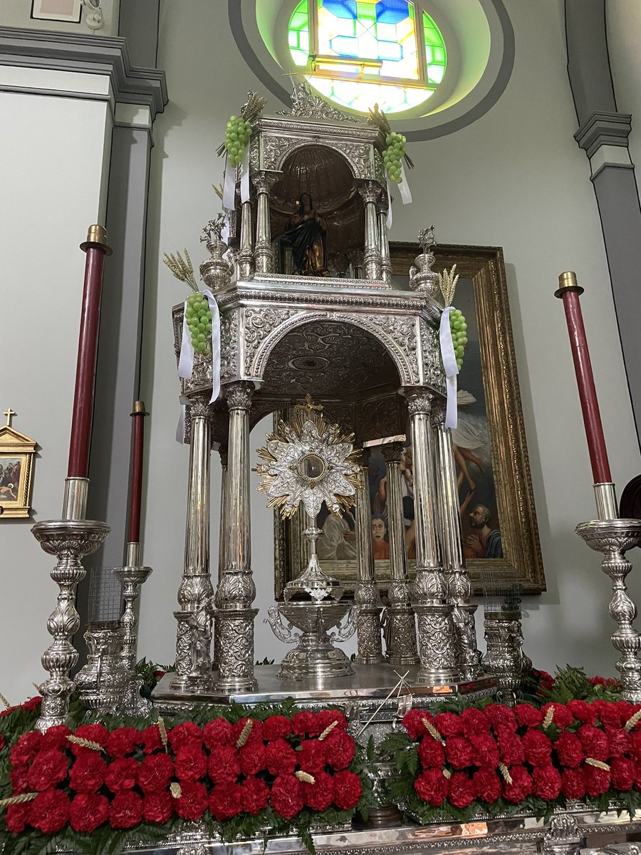CarmenDoloroso's tweet photo. [CORPUS CHRISTI]
En la mañana de hoy se ha llevado a cabo el exorno floral de la carroza de su D.M, a base de clavel rojo, helecho y espigas. 
Así mismo, se ha exornado la puerta principal del templo parroquial.
#cofradíasmlg https://t.co/mUxm8mXdIX