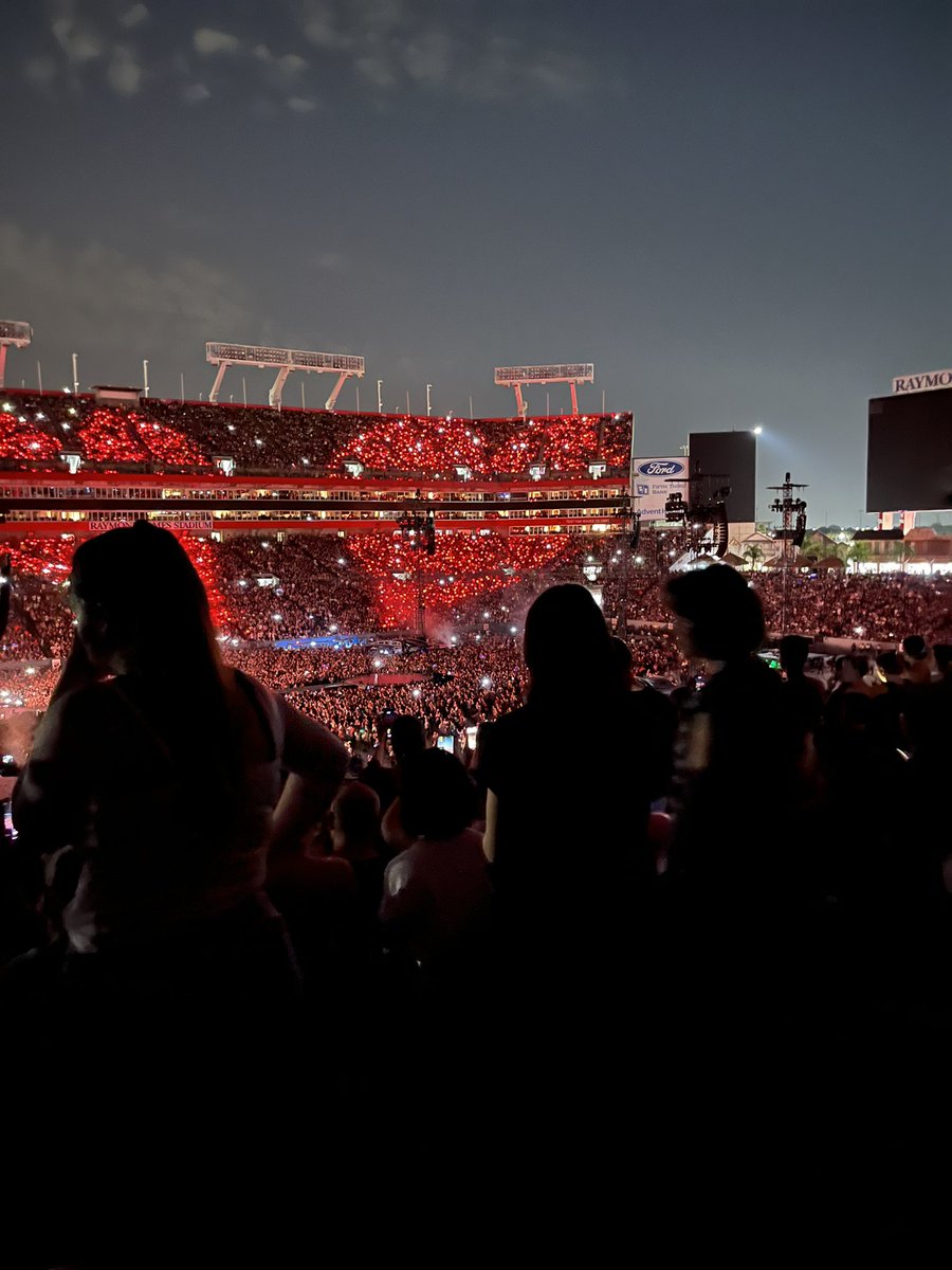 CleanseBeautyOf's tweet image. #cleansebeauty @CleanseBeautyOf we were present at #coldplaytampa