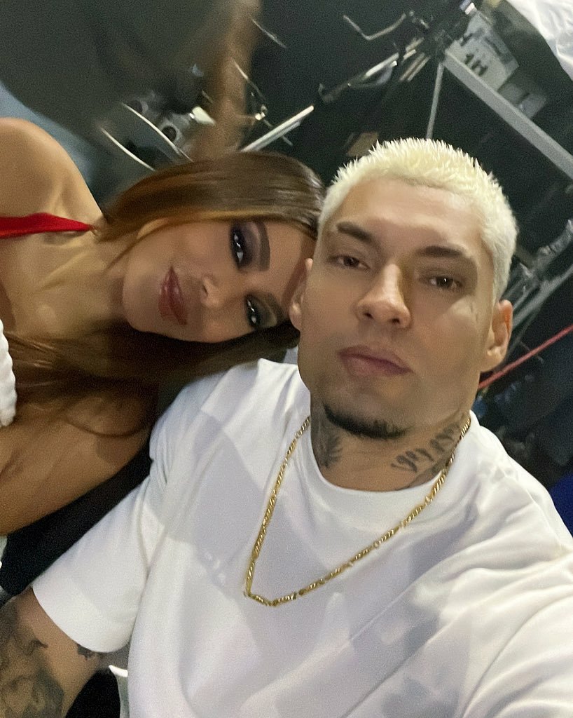 Anitta's tweet photo. Amanhã tem TUDO NOSSO https://t.co/vlnKw1ulmj