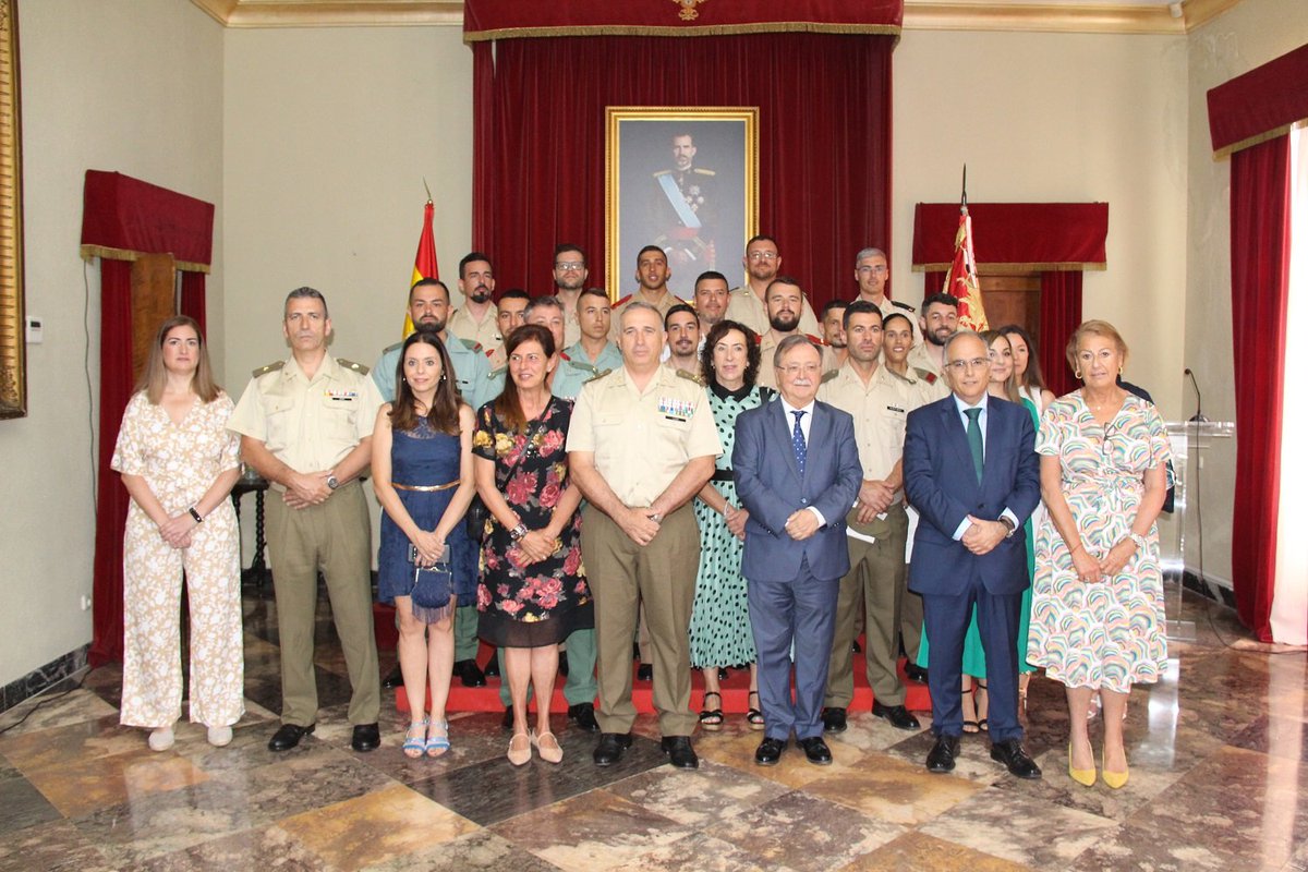 COMGECEU_ET's tweet photo. Acto de reconocimiento del @GobiernodeCeuta al personal militar de la @COMGECEU_ET del @MCANA_ET del @EjercitoTierra que participó en la Operación Misión Baluarte en la lucha contra la pandemia, realizada por las Fuerzas Armadas. 
#SomostuEjército https://t.co/GzzvnmZ18R