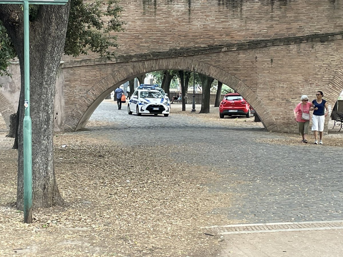 RomanoDeCore's tweet photo. Cosa ci fanno 10 vigili a #CastelSantAngelo? Accudiscono il cinghiale… #RomaBestiale #Sarsicce #DegradoCapitale @CarloCalenda @globefaro @romafaschifo @diarioromano @battaglia_persa @PoveraR https://t.co/f397jrs6k4
