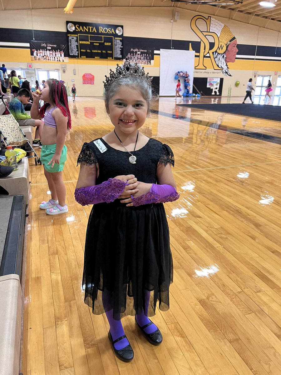__mamades's tweet photo. Everyone decided to be Ariel for Little Mermaid theme cheer camp - except mine. Of course Charlie would want to be Ursula. 🐙💜 https://t.co/uqfC09tpDt