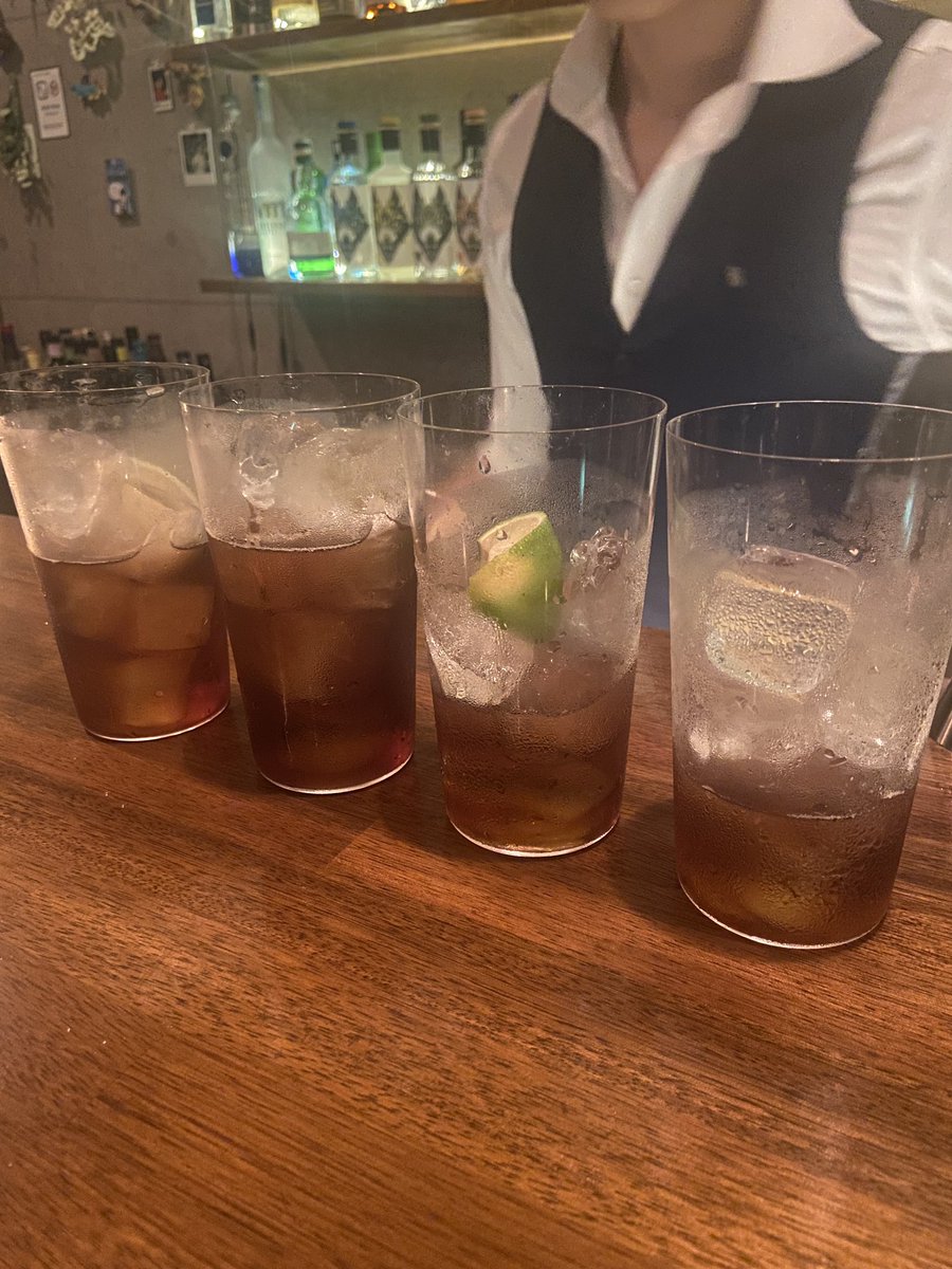 SheeshaCafeFog's tweet photo. 仕事終わりに現役バーテンダーと突発カクテル勉強会。
お題がカルーアトニックという謎っぷり。

意外な組み合わせなんですけど、カルーアとトニックって上手に作ると美味いんです https://t.co/Hy9stQveb2