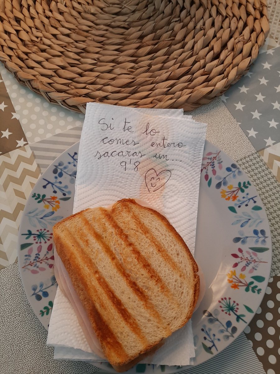 SMT_84's tweet photo. Tengo una opositora en casa y como sé que estos últimos días son un poquito aplastantes le llevo cada tarde un poquito de energía y autoestima al escritorio https://t.co/zQtiOniPT1
