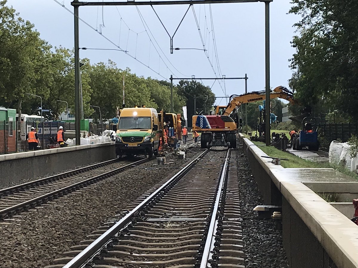 RoelSwart's tweet photo. @iededevries Je hebt een lasbus gespot! Lassers hebben altijd veel (zwaar) gereedschap bij zich. Als het spoor “buitendienst” is kunnen de lasser zo makkelijk over het spoor naar het werk rijden. #spoorbouw https://t.co/ucDYbM5OqQ