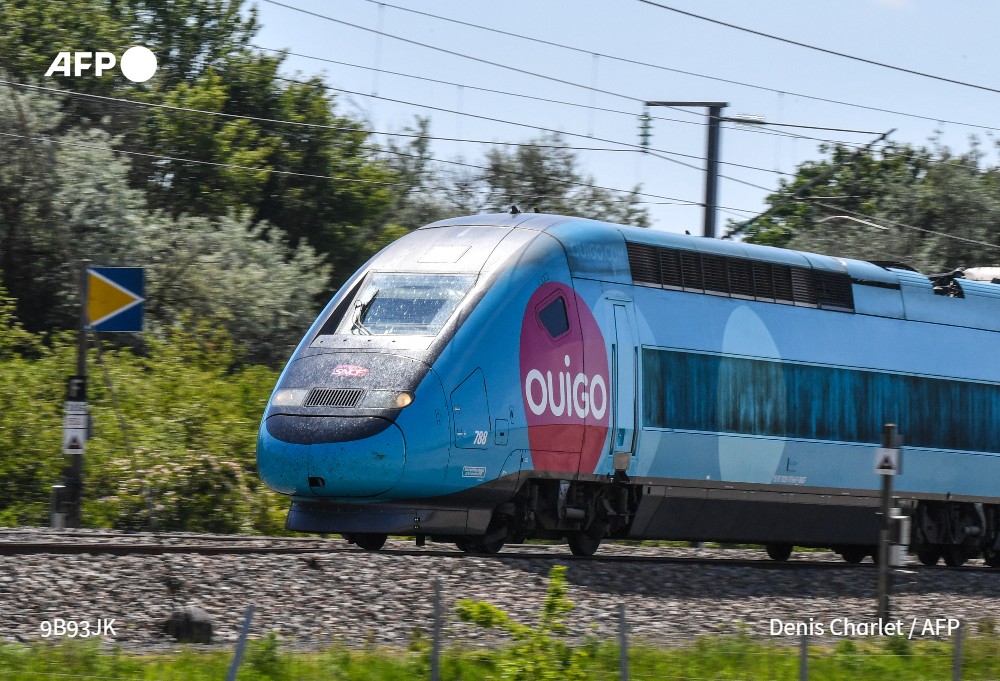 La SNCF et la start-up Fairlyne vont proposer à la fin du mois une liste d'attente permettant de tenter sa chance si un TGV low cost Ouigo est complet, en reprenant le siège d'un voyageur qui a renoncé à voyager. Les heureux élus devront s'acquitter du prix normal du billet #AFP