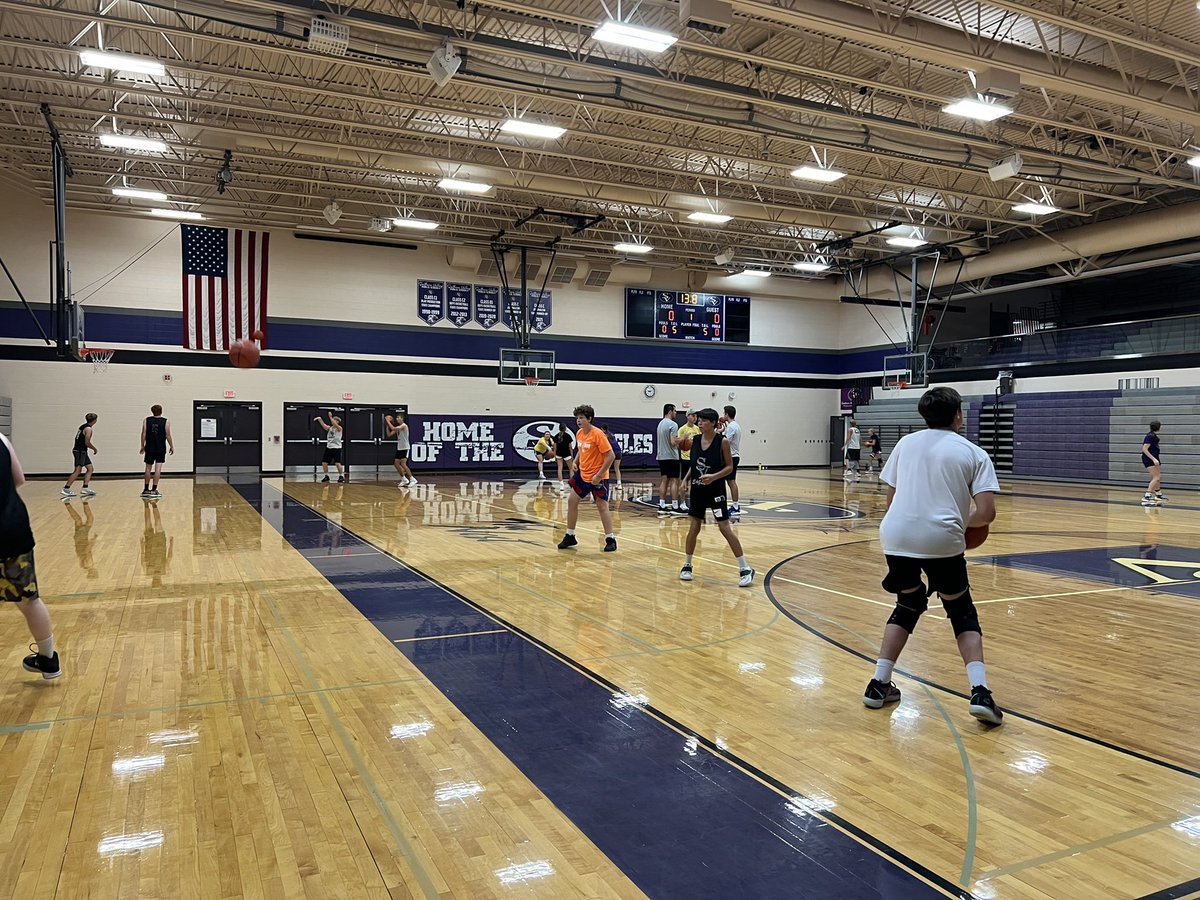 JimmySindelar's tweet photo. SV basketball camp was a lot of fun. Big thanks to @KanonKoster @EngenJaden and @colin_murray44  for coming down and putting on a great camp for our kids. @SVEagles https://t.co/oHgy9nnstX