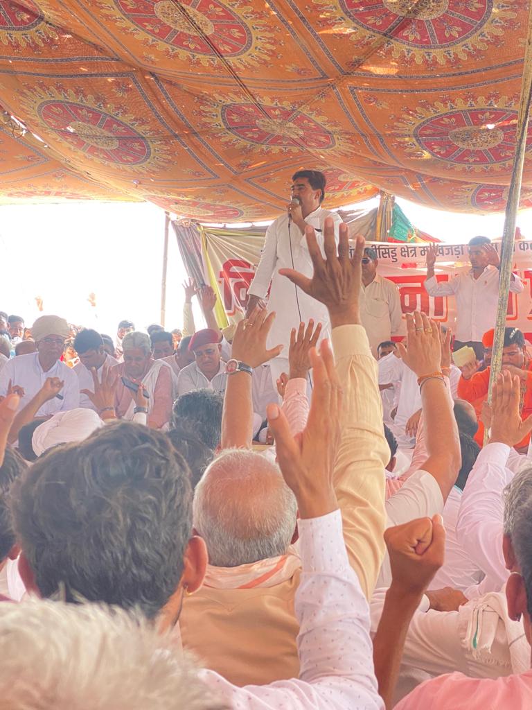 Bhagirath71's tweet photo. #बाप_प्रकरण
बाप के बड़ीसीड क्षेत्र में खेजड़ी के पेड़ों की कटाई के संदर्भ में विशाल धरना प्रदर्शन में हजारों की संख्या में पधारे पर्यावरण प्रेमीयों ने इस घटना के खिलाफ आक्रोश जताया है प्रशासन से हुई वार्ता विफल रही है 
धरना जारी है।
@ashokgehlot51 @bishnoikuldeep @Devendraburia https://t.co/3wRXhHIJy7