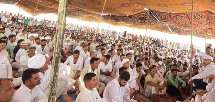 Bhagirath71's tweet photo. #बाप_प्रकरण
बाप के बड़ीसीड क्षेत्र में खेजड़ी के पेड़ों की कटाई के संदर्भ में विशाल धरना प्रदर्शन में हजारों की संख्या में पधारे पर्यावरण प्रेमीयों ने इस घटना के खिलाफ आक्रोश जताया है प्रशासन से हुई वार्ता विफल रही है 
धरना जारी है।
@ashokgehlot51 @bishnoikuldeep @Devendraburia https://t.co/3wRXhHIJy7