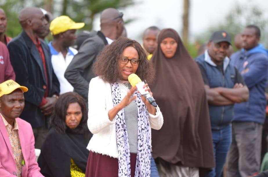 kilundeezy's tweet photo. @susankihika continuous engaing with communities to help her identify the most immediate needs and prioritize community projects.
#GavanaNiMama
#TransformingNakuruTogether
#PuttingPeopleFirst
#UchumiKwanza
#TestedProvenReady
#MamaWaKazi https://t.co/S6zwiHHQHb