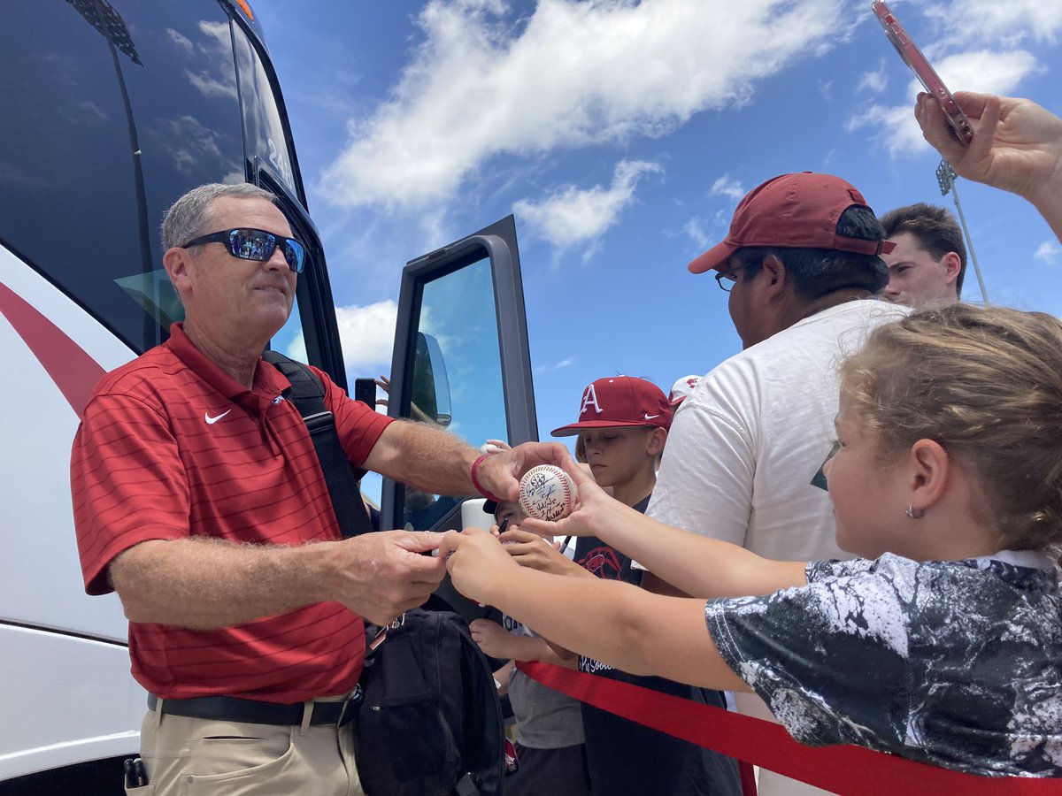 4029Lydia's tweet photo. #OMAHOGS: Head Coach @VanHornHogs signing autographs for fans on the way to the bus during the @RazorbackBSB send-off today at Baum-Walker.
The team is flying to Omaha out of @flyxna around 1 p.m. Wednesday! #HeadHog #CWSBound https://t.co/zWegfPe5F5