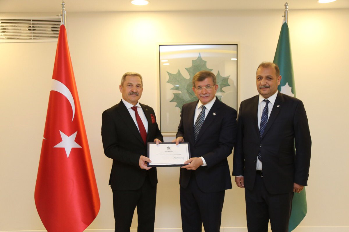 Alevi kanaat önderlerinden Sn. Ali Şar partimize katıldı, parti rozetini takarak kendisine danışmanlık görevi verdik. Hayırlı uğurlu olsun.