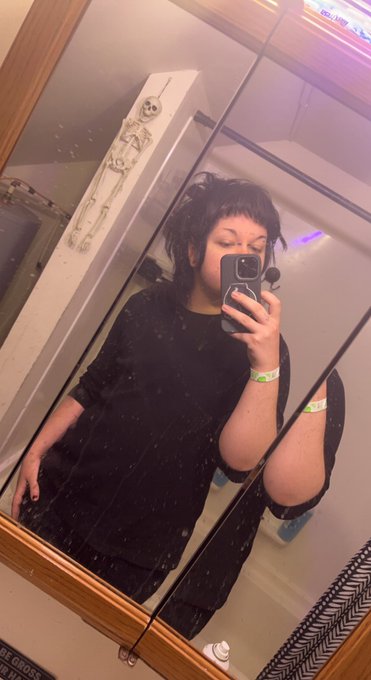 3 pic. not new to nsfw twt but hi im teddy n im 21 and my pronouns are he/they n i need mutuals! :D i