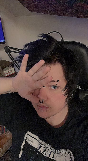 4 pic. not new to nsfw twt but hi im teddy n im 21 and my pronouns are he/they n i need mutuals! :D i