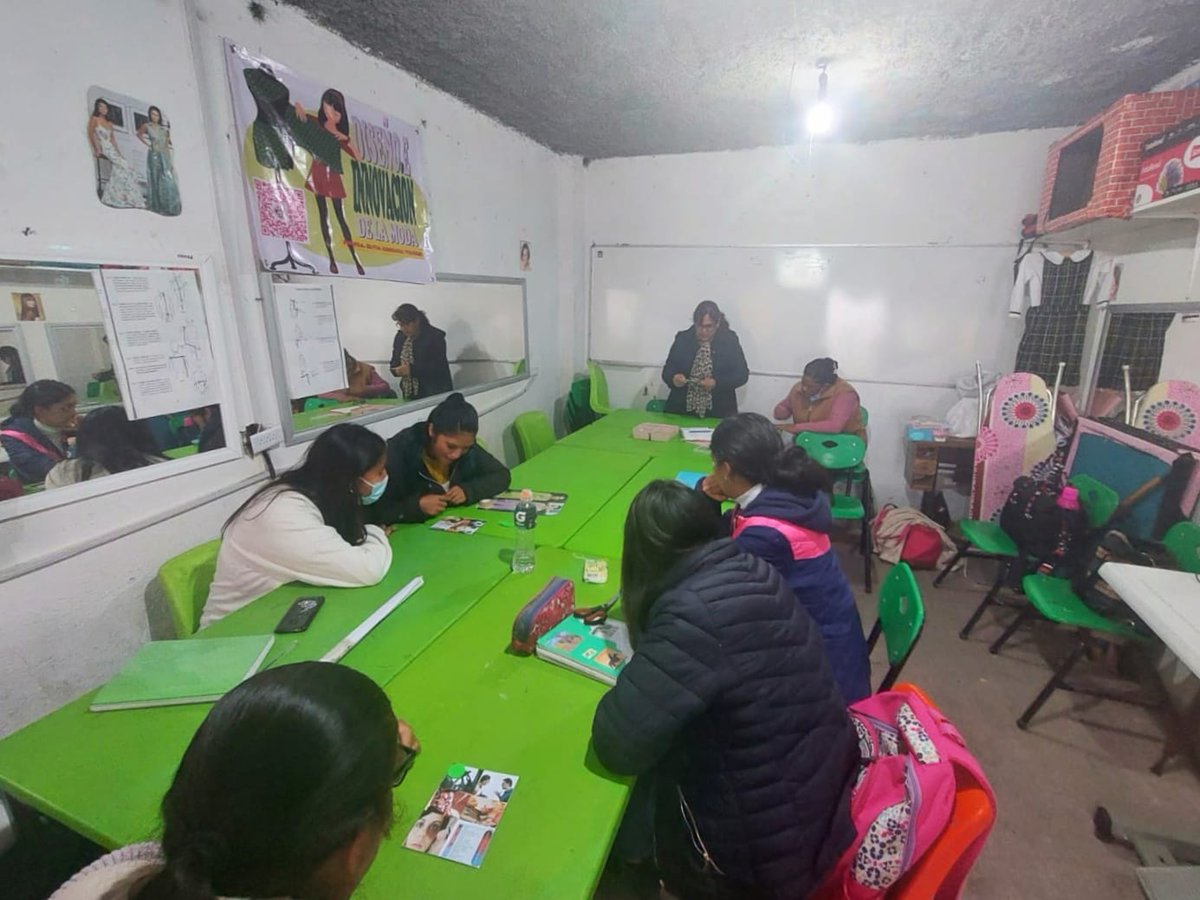 SeMujeresEdomex's tweet photo. Reconocer las señales de violencia es clave para prevenirla y atenderla; por ello, impartimos taller de “Violencia en el Noviazgo” a mujeres del #CEAJA de #Zinacantepec, a fin de concientizar en torno a sus derechos, autonomía y empoderamiento. 
#SeMujeresEdoméx https://t.co/7tBVw53xX1