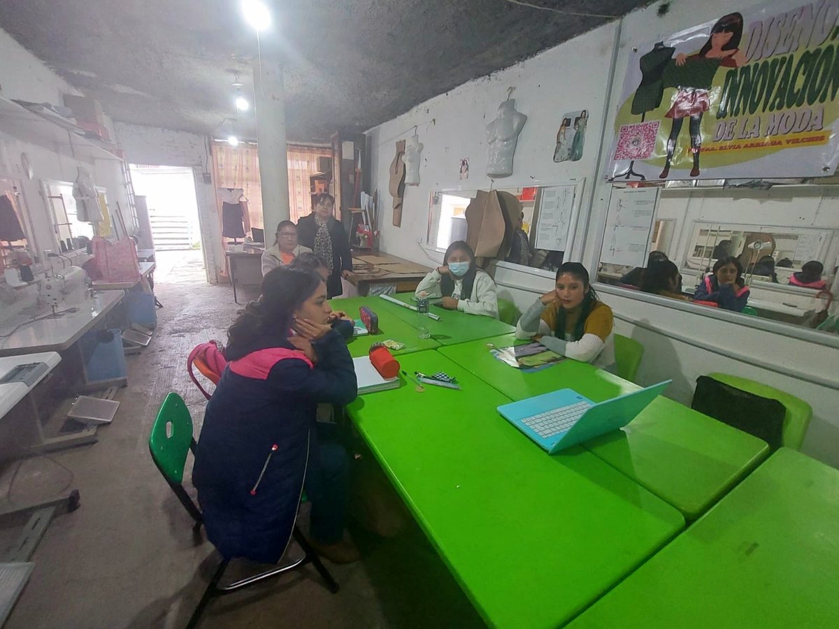SeMujeresEdomex's tweet photo. Reconocer las señales de violencia es clave para prevenirla y atenderla; por ello, impartimos taller de “Violencia en el Noviazgo” a mujeres del #CEAJA de #Zinacantepec, a fin de concientizar en torno a sus derechos, autonomía y empoderamiento. 
#SeMujeresEdoméx https://t.co/7tBVw53xX1