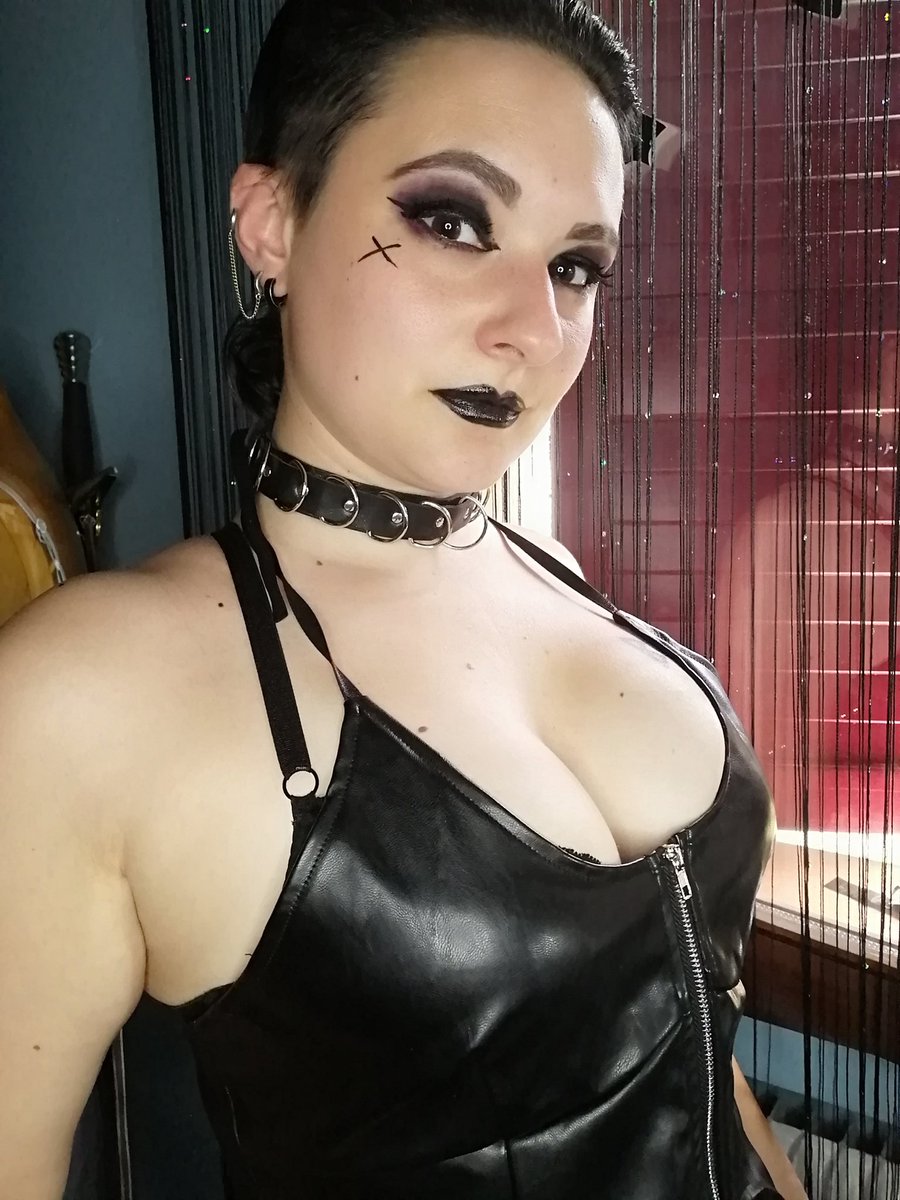 TeslaBoileau's tweet photo. Today is the day, I finally got some times for do the make up... And the outfit of the great @RheaRipley_WWE
It's a first try... But I'm pretty Satisfied 🖤🔗⛓️
#rhearipley #rhearipleywwe #rhearipleysbrutality #darkmakeup #wwe #leather #choker #chain https://t.co/ByPOIbxMfW https://t.co/9Hbs2Ma4pf