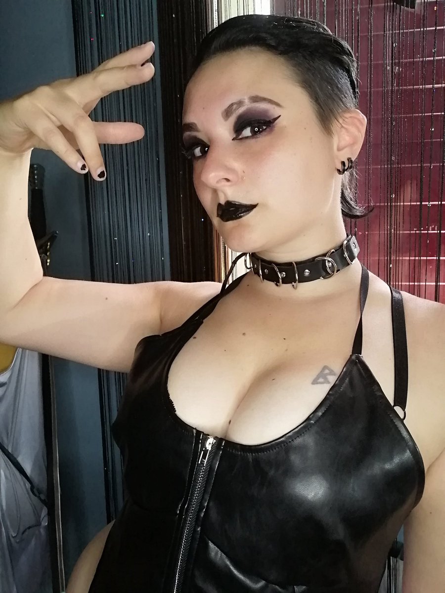 TeslaBoileau's tweet photo. Today is the day, I finally got some times for do the make up... And the outfit of the great @RheaRipley_WWE
It's a first try... But I'm pretty Satisfied 🖤🔗⛓️
#rhearipley #rhearipleywwe #rhearipleysbrutality #darkmakeup #wwe #leather #choker #chain https://t.co/ByPOIbxMfW https://t.co/9Hbs2Ma4pf