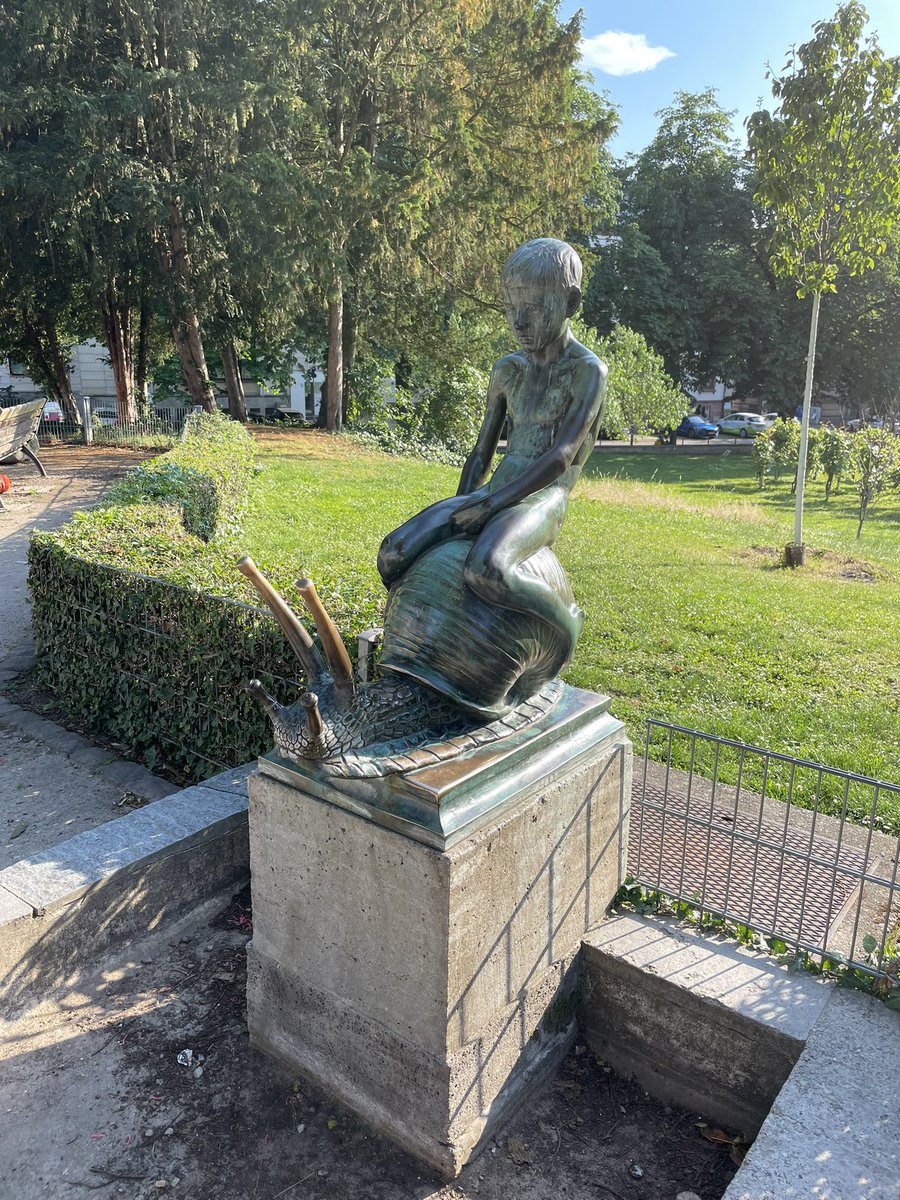 PeeeJott's tweet photo. Schau, sie haben der Deutschen Bahn ein Denkmal gesetzt! https://t.co/PmaqyOv04C