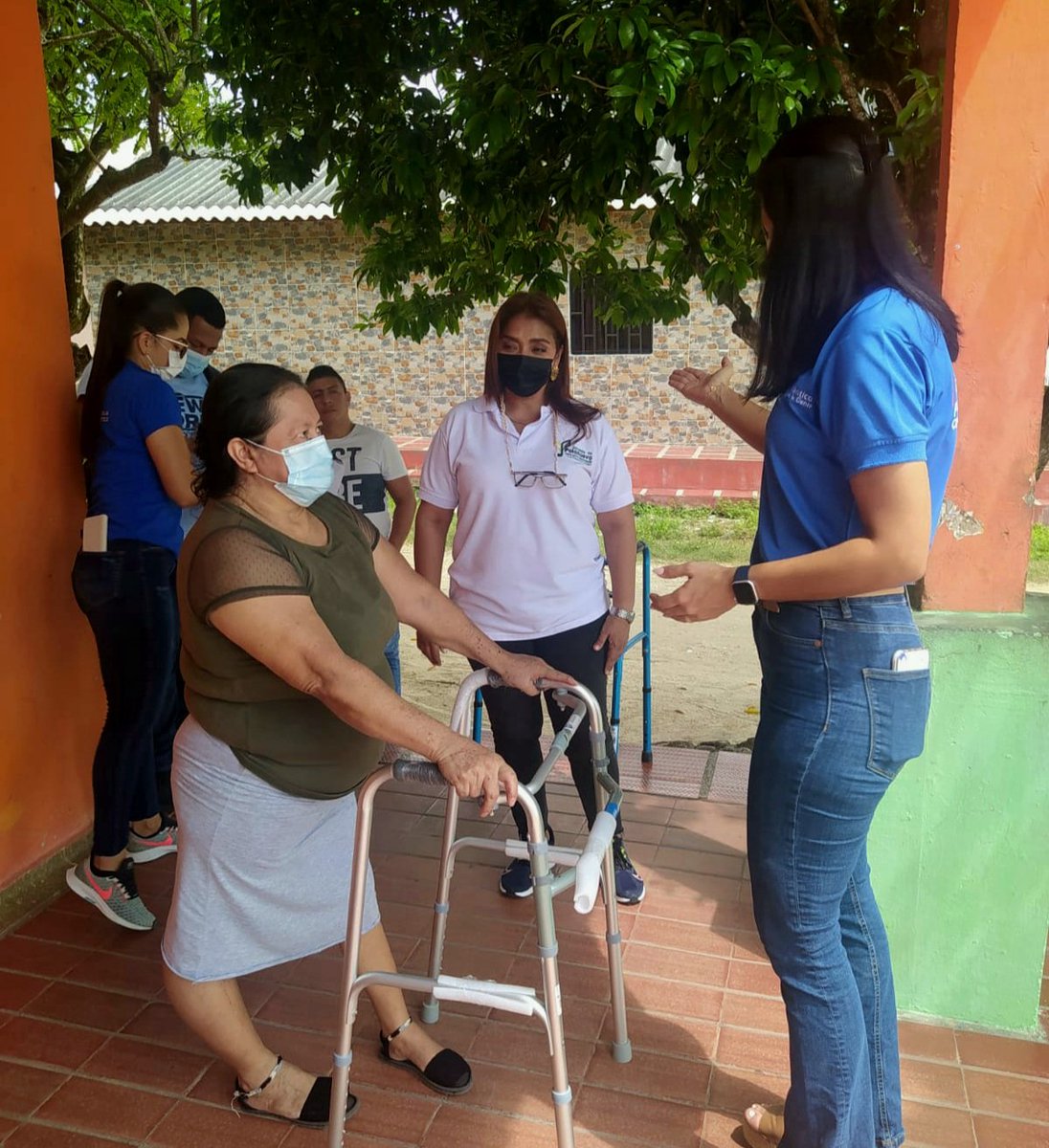 La alta consejera de la Gobernacion del Atlántico, Nini Cantillo y la secretaria de desarrollo social, Clara Algarín Racedo hicieron entrega de ayudas técnicas a personas en condicion de discapacidad para mejorar su calidad de vida.