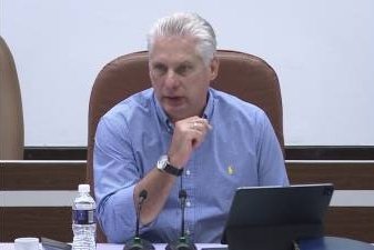 DefendiendoCuba's tweet photo. Miguel Díaz-Canel: "Nosotros tenemos que ganar siempre con la verdad". 👇👇👇

‼️‼️#CubaPorLaPaz‼️‼️
#UnidadYContinuidad #DefendiendoCuba🇨🇺💪❤️ https://t.co/eXacoIvB1G