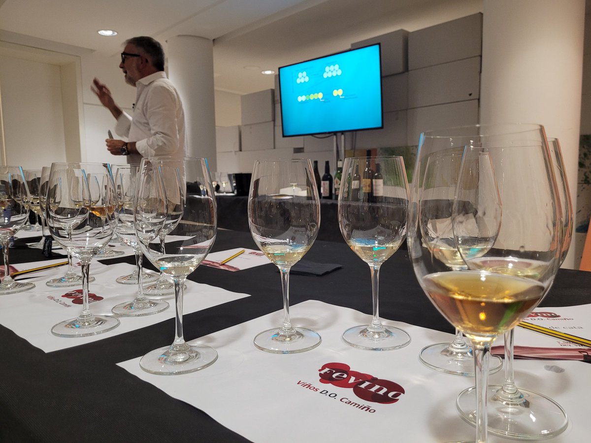 JrRendo's tweet photo. Catando y aprendiendo de @VinosJerez con @FerrerPepe en @FevinoFerrol https://t.co/xFNG6ndB8H