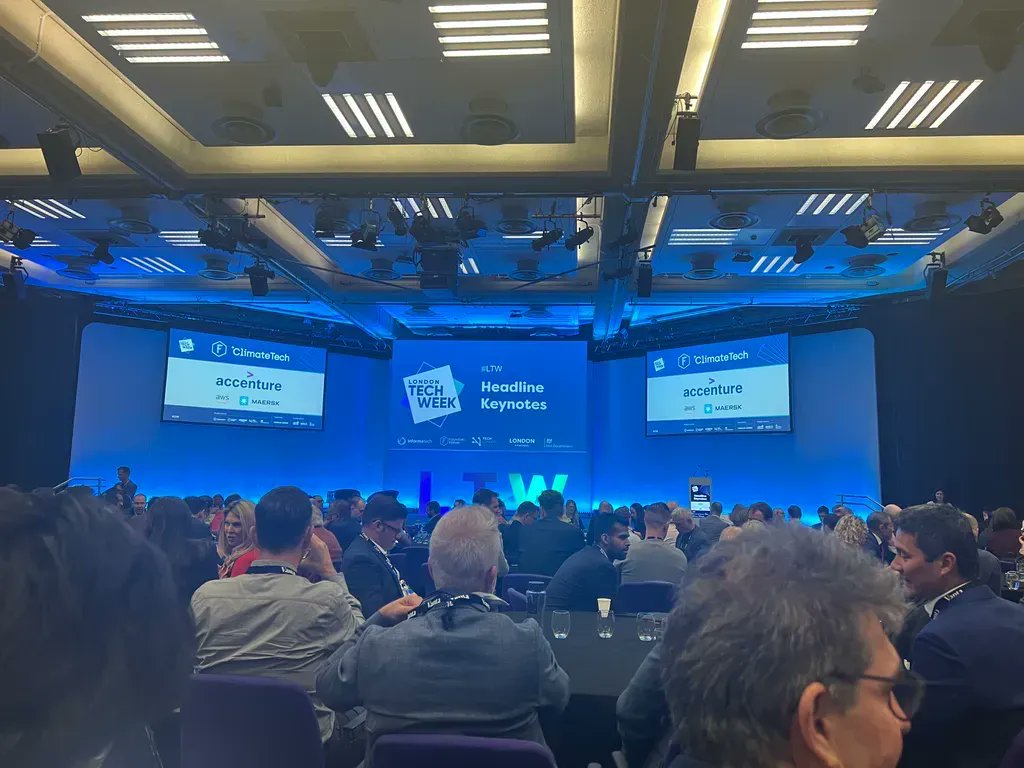 SiliconDigital_'s tweet image. Some of the Silicon Digital team attended London Tech Week this week!

The week kicked off with speeches from @RishiSunak and @NadineDorries. We’re proud to help accelerate the UK’s growth in tech!
#Roblox #RobloxDev