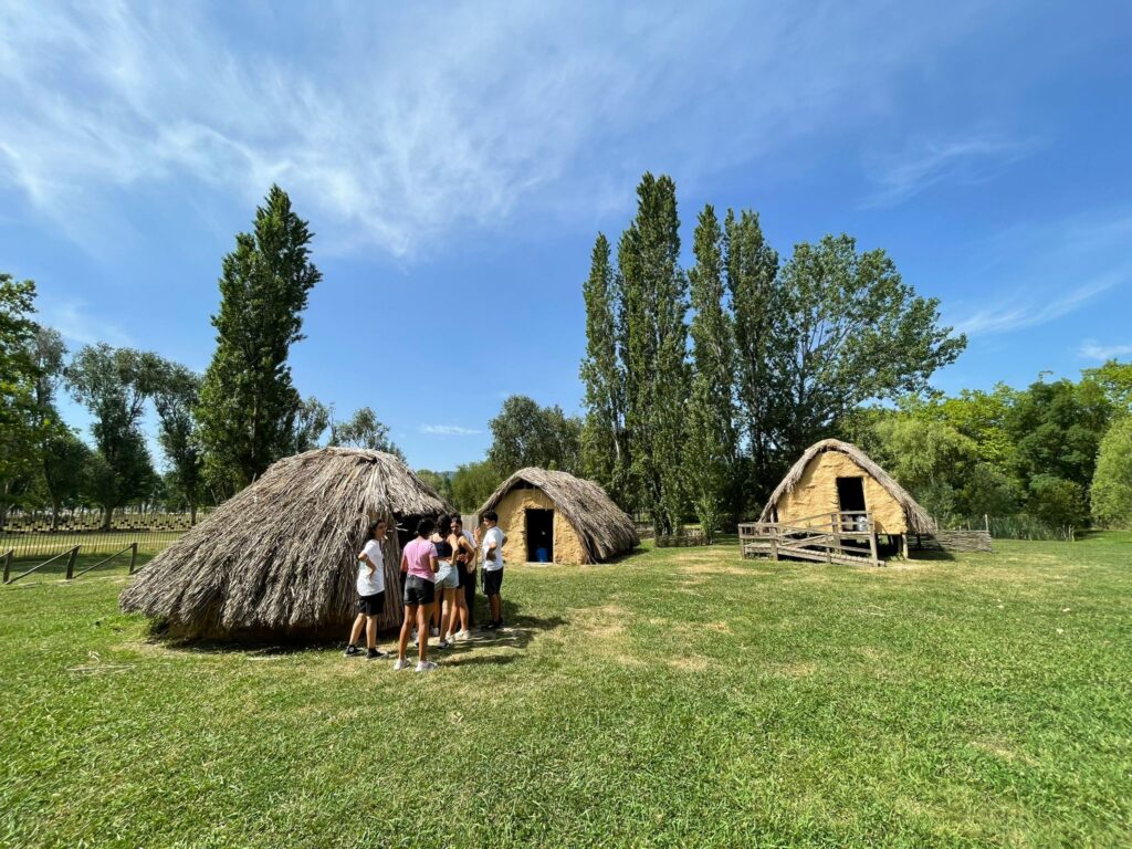 InsTorrent's tweet photo. L’alumnat de 1r d’ESO està gaudint d’uns dies de diversió i aprenentatge al Pla de l’Estany. Mireu que bé que s’ho passen. https://t.co/ukj7WpKgNk