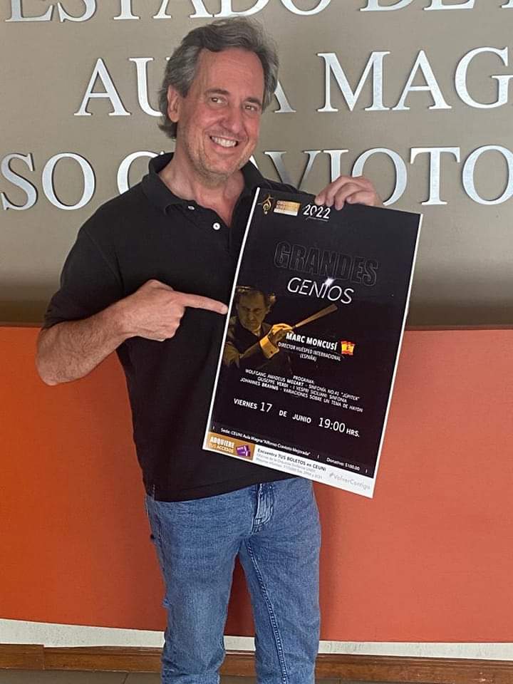 OSUAEH's tweet photo. Ya está aquí 💪🔥
¡BIENVENIDO MAESTRO!
@MarcMoncusi
Director huésped de esta semana.
Disfruta del concierto que estará bajo su batuta.
Grandes genios.
🕖 17 de junio - 19:00 hrs.
📍 Aula Magna Alfonso Cravioto - CEUNI
#OSUAEH #VolverContigo
#GrandesGenios #MarcMoncusí https://t.co/7wn2rDTH5W