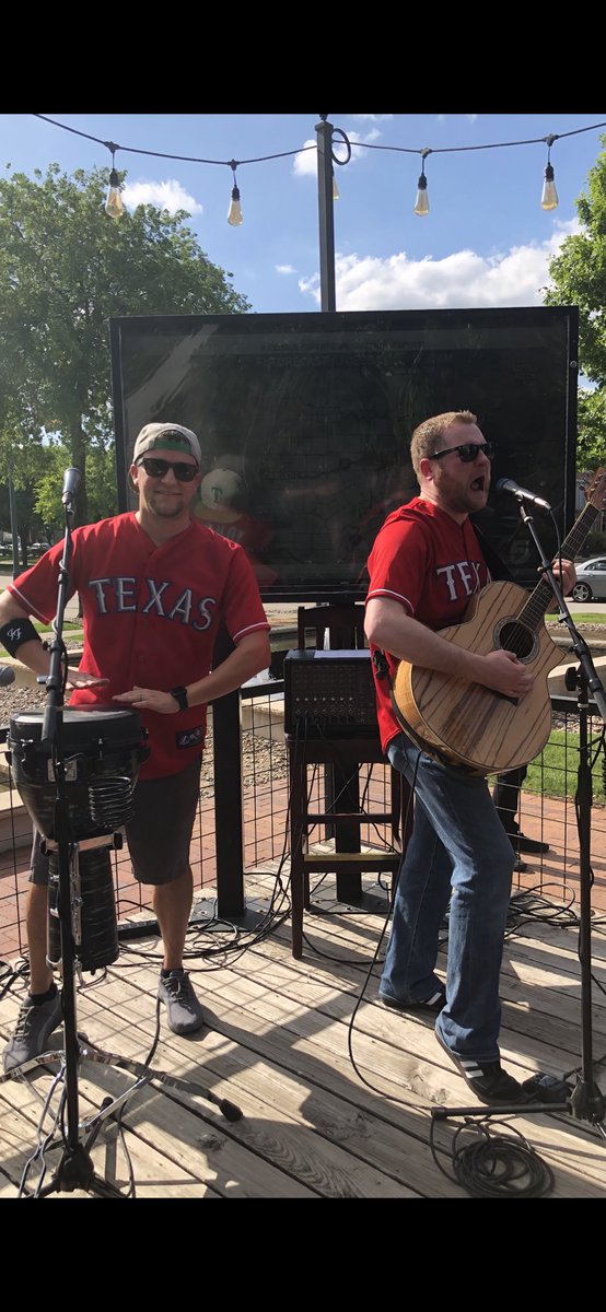 E_BrakeMan's tweet photo. @bracketdan @NotJackKemp wait… bands aren’t supposed to wear the same clothes? 👀 @the_h0wey #BitsAreFun https://t.co/CYHHT5ZR5o