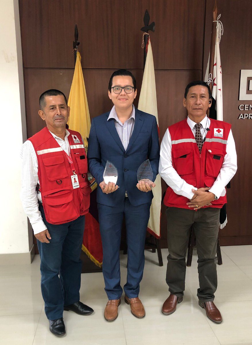 alvarovillagome's tweet photo. Estos reconocimiento por parte de la Cruz Roja, los recibo con muchas responsabilidad y a su vez me comprometo más en seguir ayudando a nuestra Sociedad. https://t.co/7hgNnI70Tr
