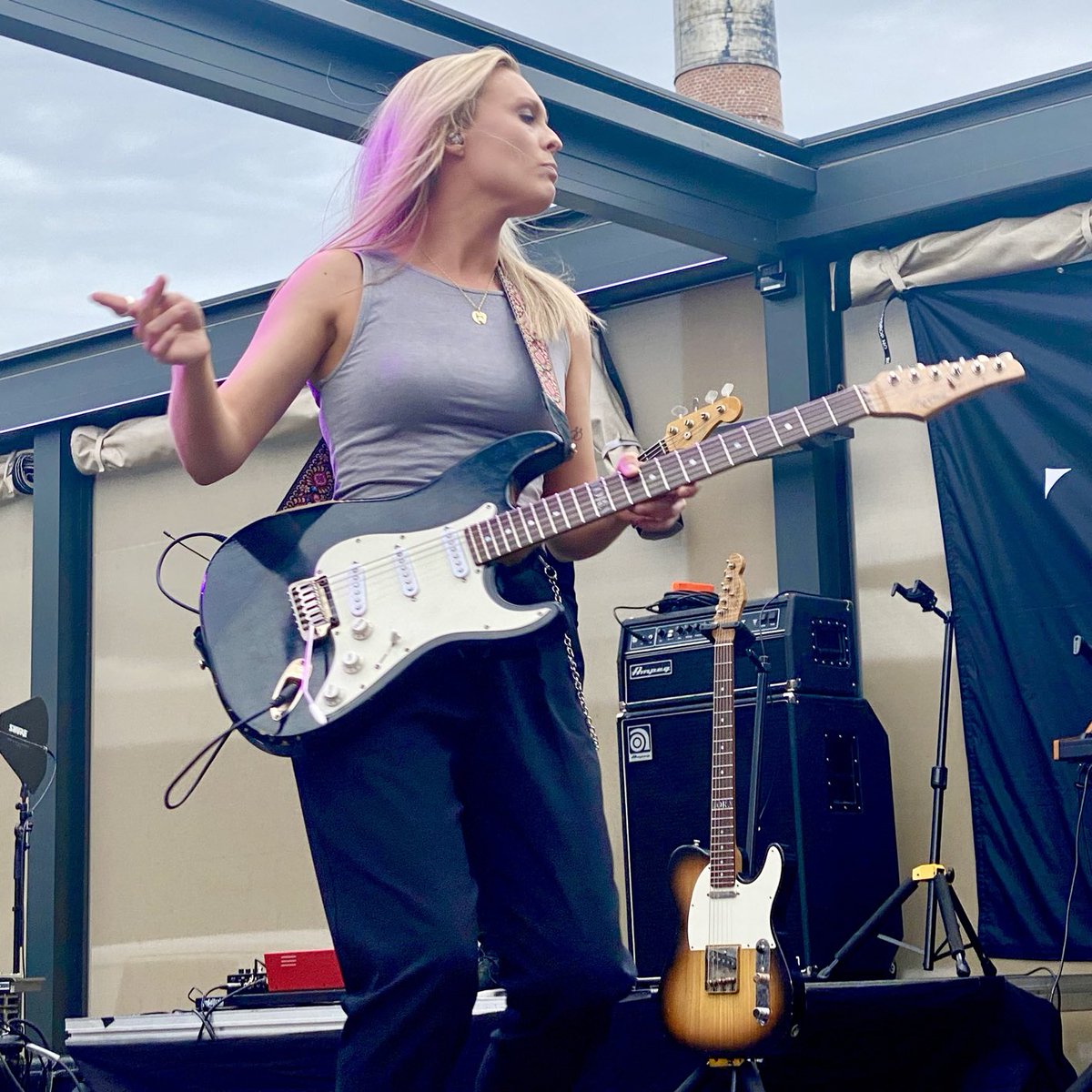 Dette var bra!  <a href="/DahleTora/">Tora Dahle Aagård</a>, trøkk, lekent, energisk gitarrock 🎸. Og selvfølgelig så er Tora <a href="/hkristiania/">Kristiania</a>-alumni.  (I tilbedelse du ikke visste det: Kristiania har Norges største kunstfaglige utdannelser.)