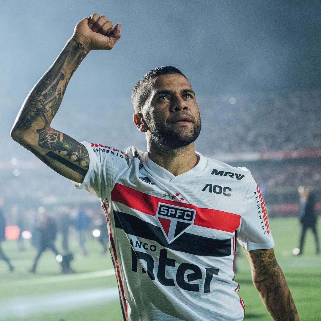 paposfut's tweet photo. É sempre bom lembrar que o Daniel Alves vai sair do Barcelona no fim de junho, mas ainda vai continuar recebendo R$ 400 mil por mês, durante os próximos 4 anos

Grande atitude do São Paulo, ajudando a evitar que um pai de família fique desempregado em meio a todo esse caos 👏👏👏 https://t.co/sCMQNHidCE