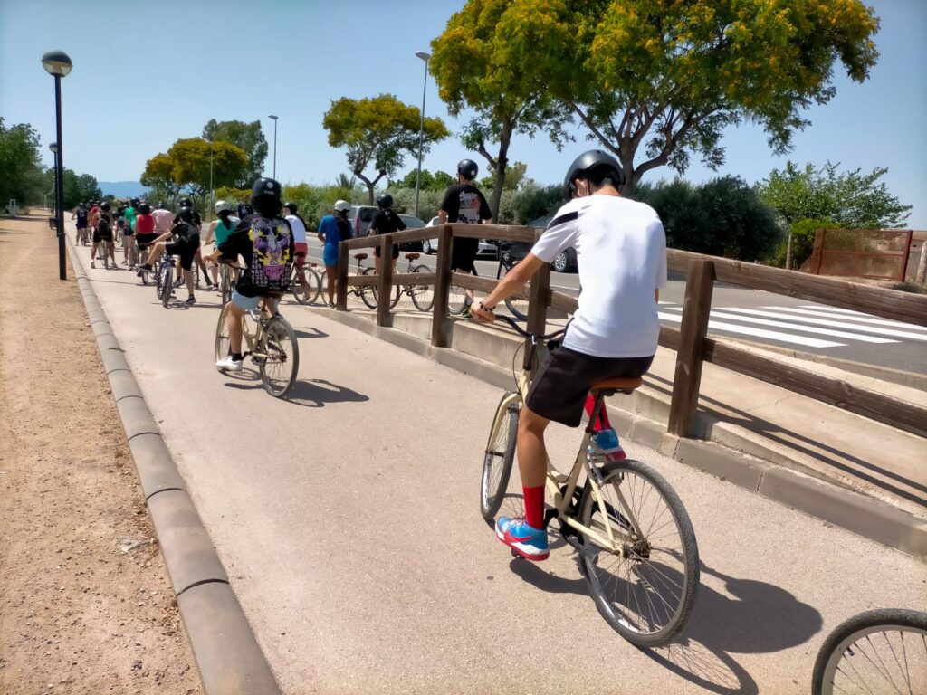 InsTorrent's tweet photo. L’alumnat de 3r d’ESO està gaudint d’uns dies de diversió. L’estada preveu una visita guiada a la ciutat de Tarragona, un dia a Port Aventura i activitats esportives al Delta de l’Ebre (BTT, caiac), https://t.co/bGLRqGodIn