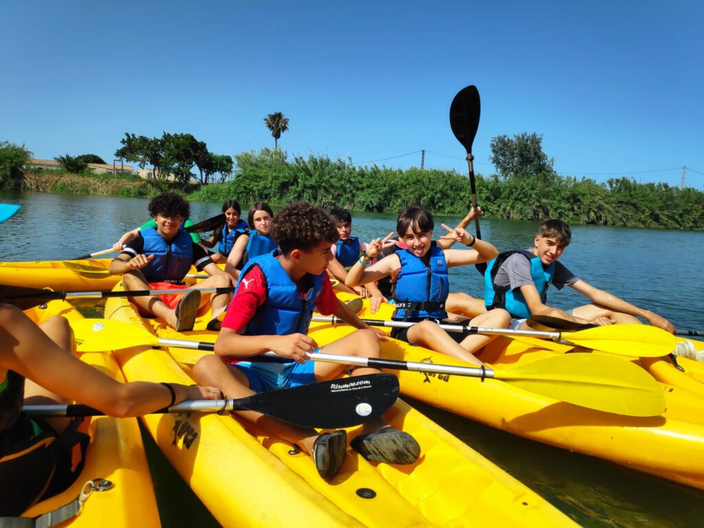InsTorrent's tweet photo. L’alumnat de 3r d’ESO està gaudint d’uns dies de diversió. L’estada preveu una visita guiada a la ciutat de Tarragona, un dia a Port Aventura i activitats esportives al Delta de l’Ebre (BTT, caiac), https://t.co/bGLRqGodIn