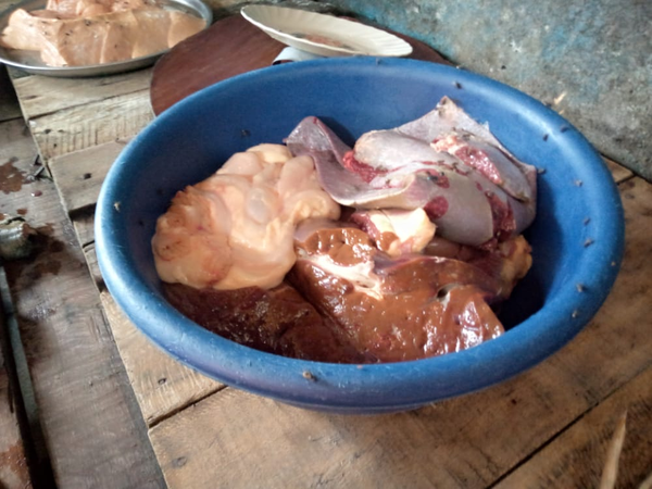 MagazineJimbere's tweet photo. 📈 Montée des prix de poulets ces derniers jours en @MairieBuja: 1/4 est passé de 9.000 Fbu à 12.000 Fbu depuis l'apparition de la fièvre de la Vallée du Rift

🎙️ Des bouchers: "Les marchés de bétail ont été fermés et les poules deviennent rares" https://t.co/W6S7ItRBqs

#Burundi https://t.co/nijPbGLH0n