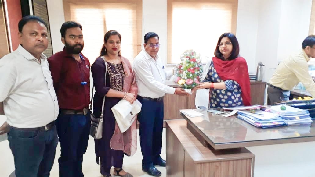 NVN124's tweet photo. @shammiabidi छात्रावास अधीक्षकों को श्रेणी 'द' से श्रेणी 'स' पर पदोन्नति किये जाने पर आयुक्त महोदया का हार्दिक आभार। https://t.co/DeYJqA6QTB