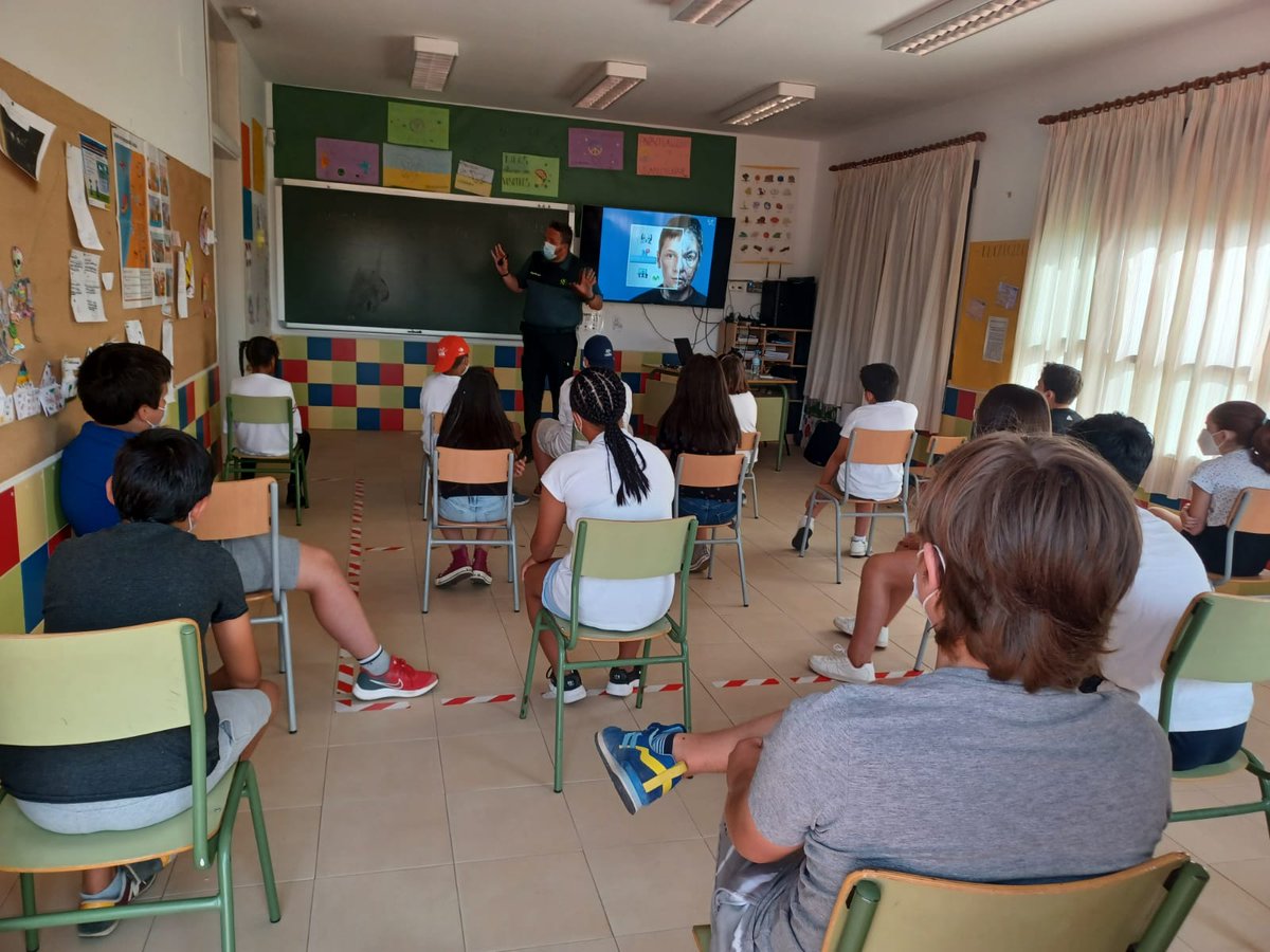 GuardiaCivilGU's tweet photo. Las actividades del #Plandirector📚nos han llevado hoy hasta #Tordesilos con los niñ@s del Colegio Rural Agrupado Sexma de la Sierra en el que reciben clases alumnos de #Checa #Alustante #Orea #PeralejosdelasTruchas y #Tordesilos https://t.co/Krygcr5r0r