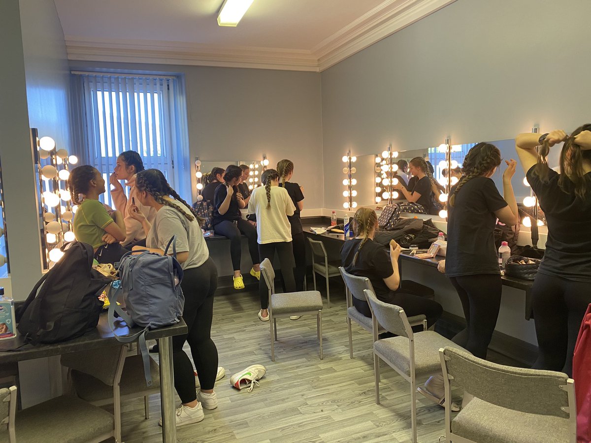 Year 10 dancers getting ready back stage for their performance with <a href="/RansackDance/">Ransack Dance</a> at the Park and Dare theatre tonight, break a leg lovely ladies!