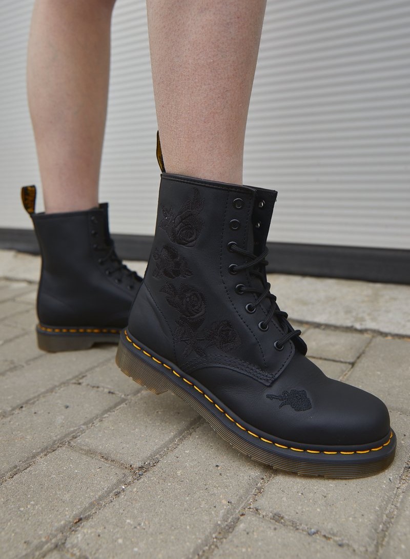 MissKate_IRL's tweet photo. Esclave prends ta CB et achète-moi des nouvelles Dr. Martens 👢💸
Regarde dans la Wishlist : https://t.co/QC7wQZAtp5

#findoms #domina #soumis #moneyslaves #crypto #cashslave #misskate https://t.co/TaySJP36aB