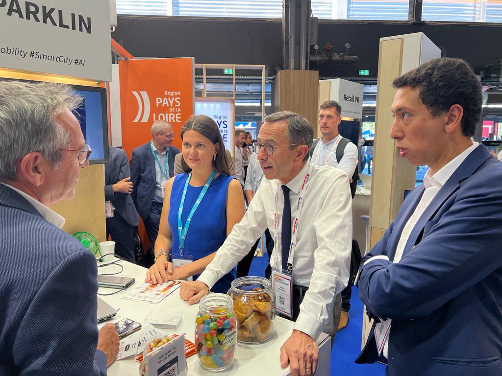 C_Nebbula's tweet image. #VivaTech c’est aussi l’occasion de (re)partager et de (re)découvrir des projets avec @BrunoRetailleau @othmannasrou @Siradel3D @Docapost @iledefrance @ENGIEInnov @FJouron… Quelle effervescence⚡️